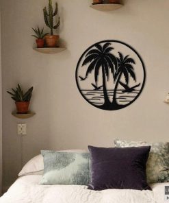 Wandkunst aus Metall am Meer